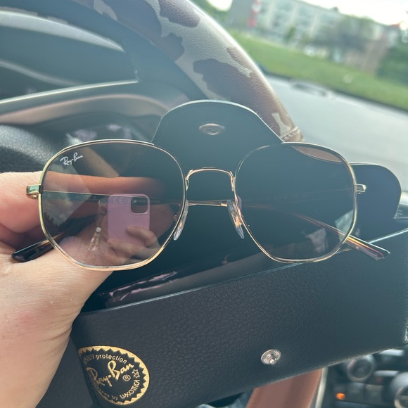 Ray-Bans, brand new!! Received as a gift and unfortunately they don’t suite me.